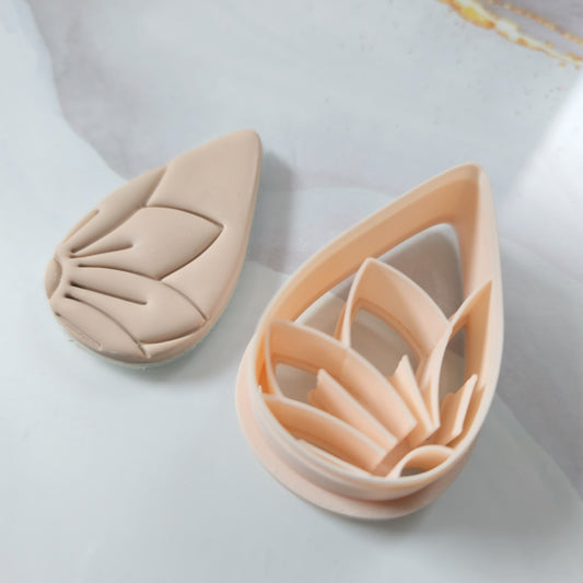 Emporte-pièce goutte avec fleur détaillée 30 à 50mm