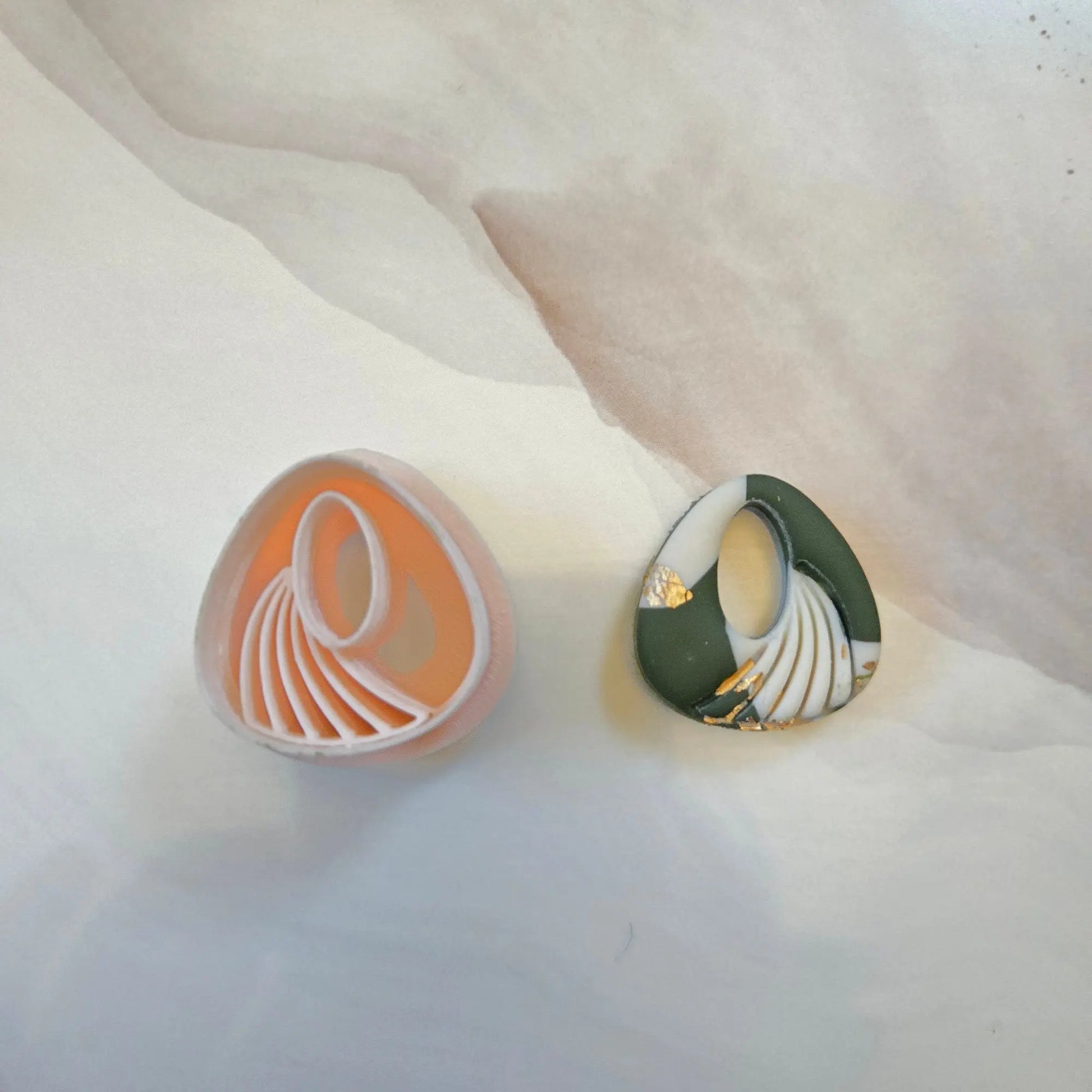 Emporte-pièce Triangle Volute – 25 à 40 mm Joli'Clay