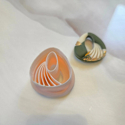 Emporte-pièce Triangle Volute – 25 à 40 mm Joli'Clay