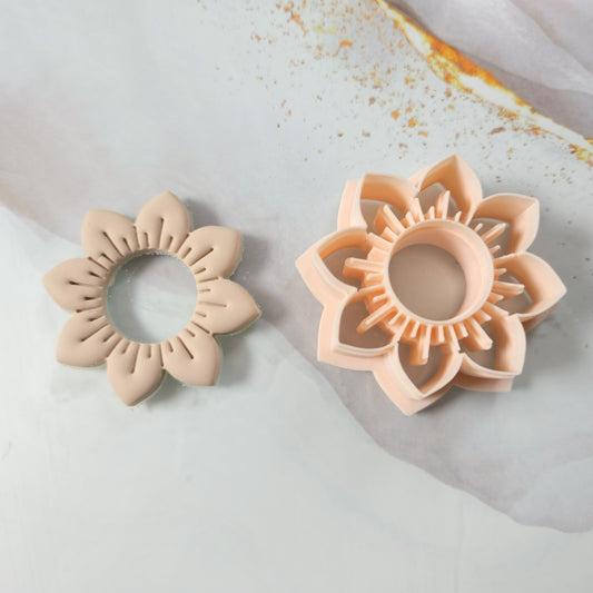 Emporte-pièce fleur 8 pétales en pointe avec centre rond découpé 35 à 50mm