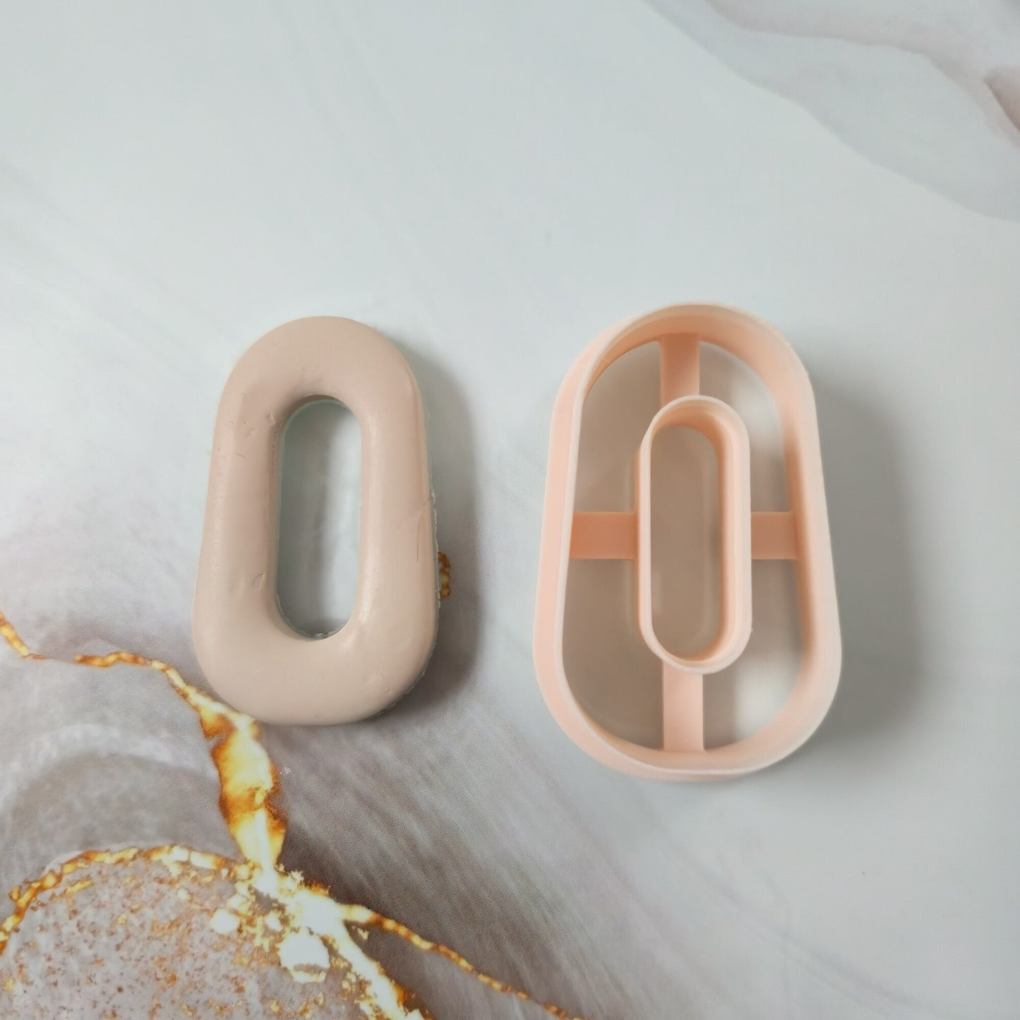 Emporte-pièce ovale élargi avec trou ovale pour pâte polymère et argile 30 à 50 mm