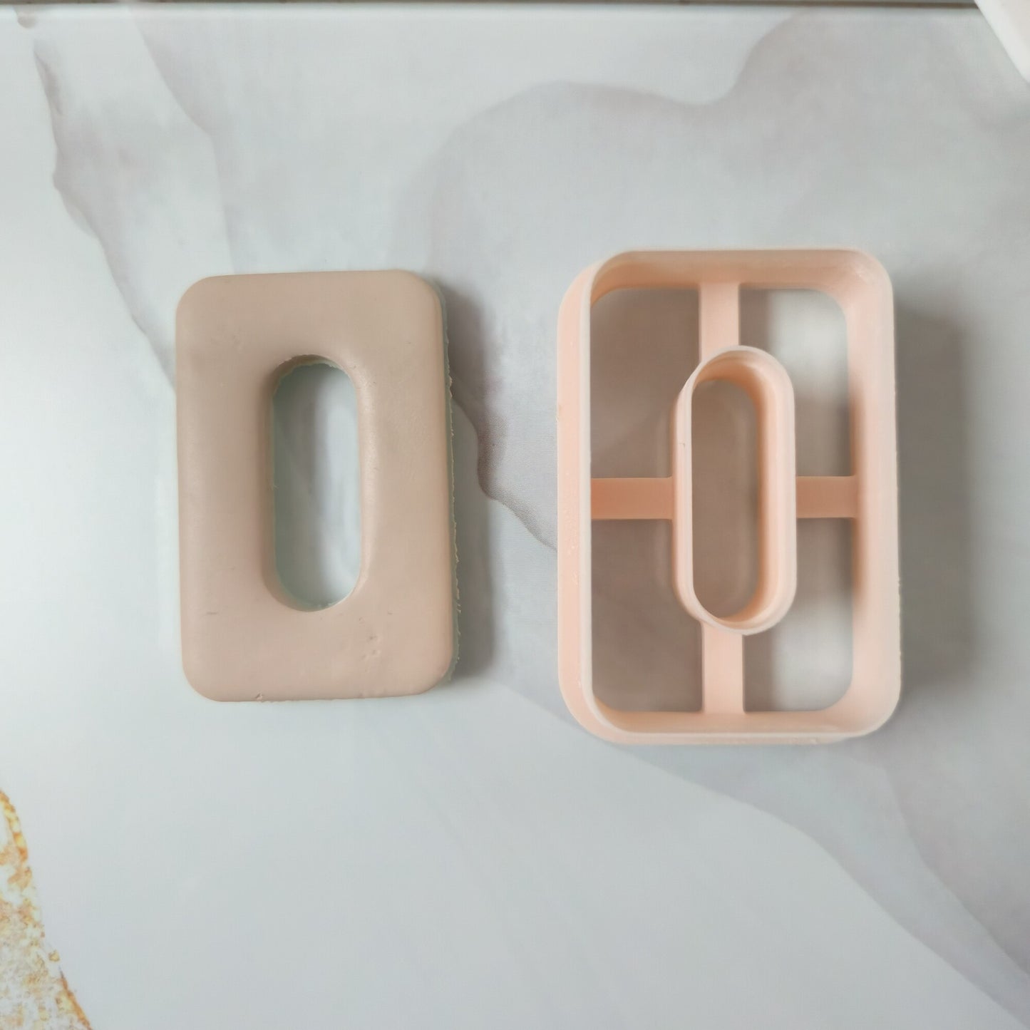 Emporte-pièce rectangle aux bords arrondis avec trou ovale pour pâte polymère et argile 25 à 50 mm