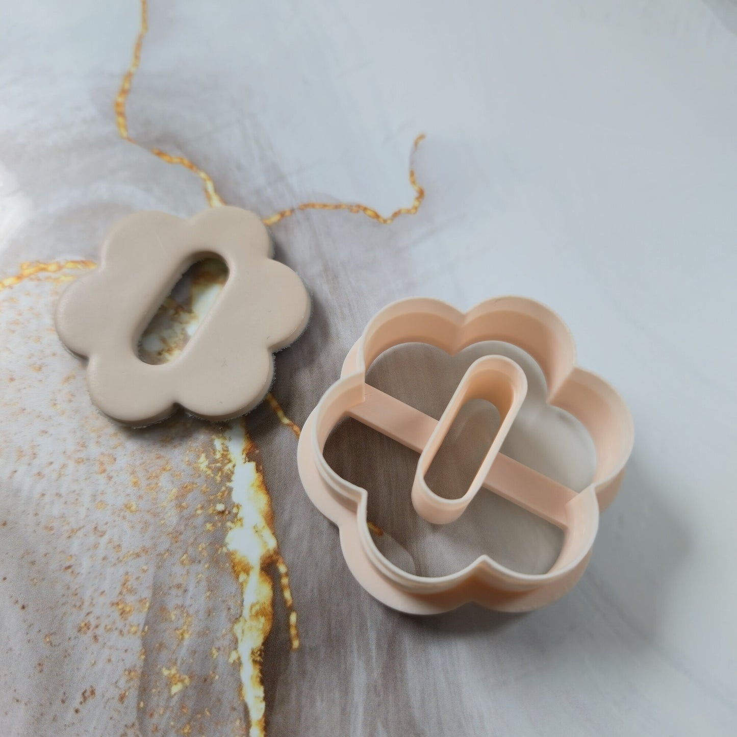 Emporte-pièce fleur 6 pétales arrondis centre ovale découpé 25 à 45mm