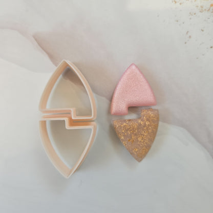 Emporte-pièce géométrique en 2 pièces de 50 mm en plastique imprimé en 3D, posé sur fond blanc, outil pour pâte polymère